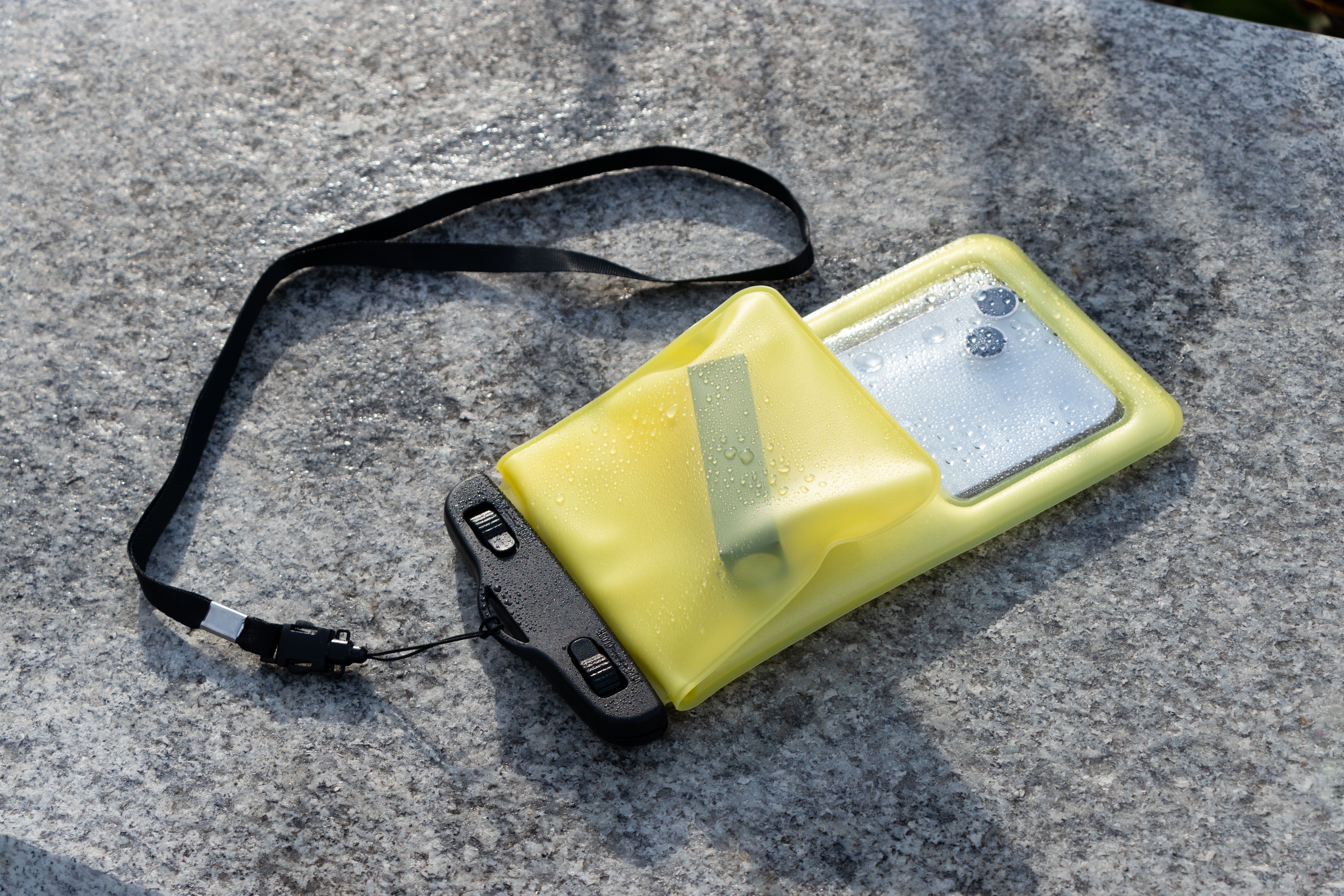 水に浮き、ポケットも備えた防水スマホケース